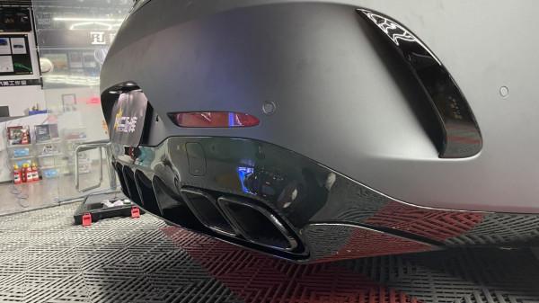 蘋果樹的徽章，賓士GT50改裝GT63 S先型特別版包圍、黃色安全帶