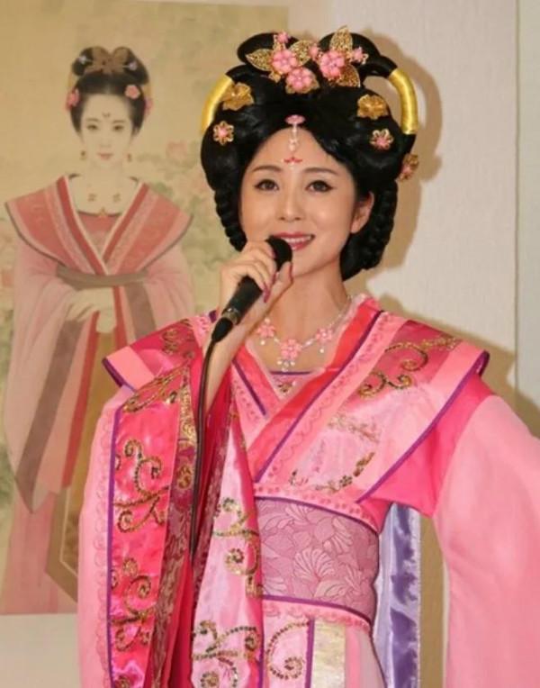 好歌手雲飛：娶&OpenCurlyDoubleQuote;古典女神&rdquo;美嬌妻，6登央視春晚，為人低調樸素