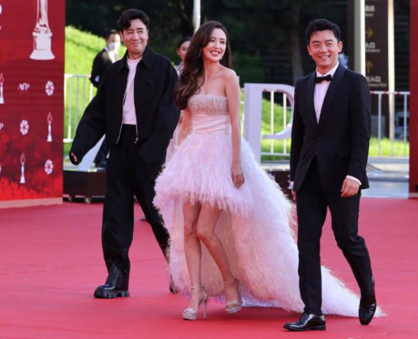 董璇北影節造型引熱議，女星紅毯照修圖前後對比，誰的顏值最抗打