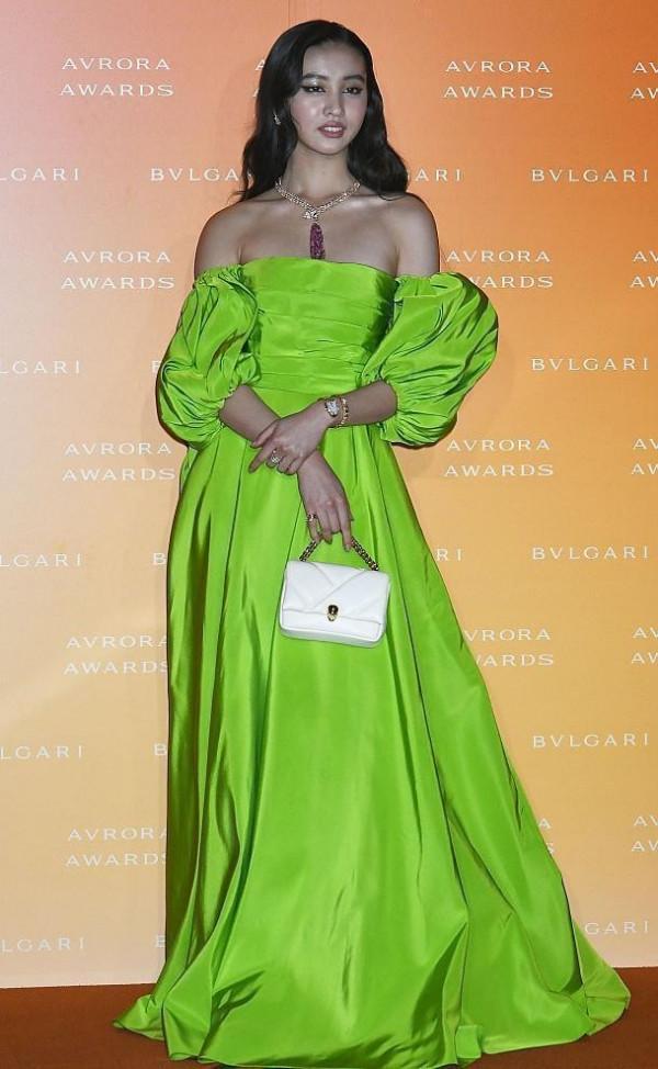 木村光希穿衣真不挑,蘋果綠長裙挺耀眼,就是顯得膚色挺深 木村光希穿衣真不挑,蘋果綠長裙挺耀眼,就是顯得膚色挺深