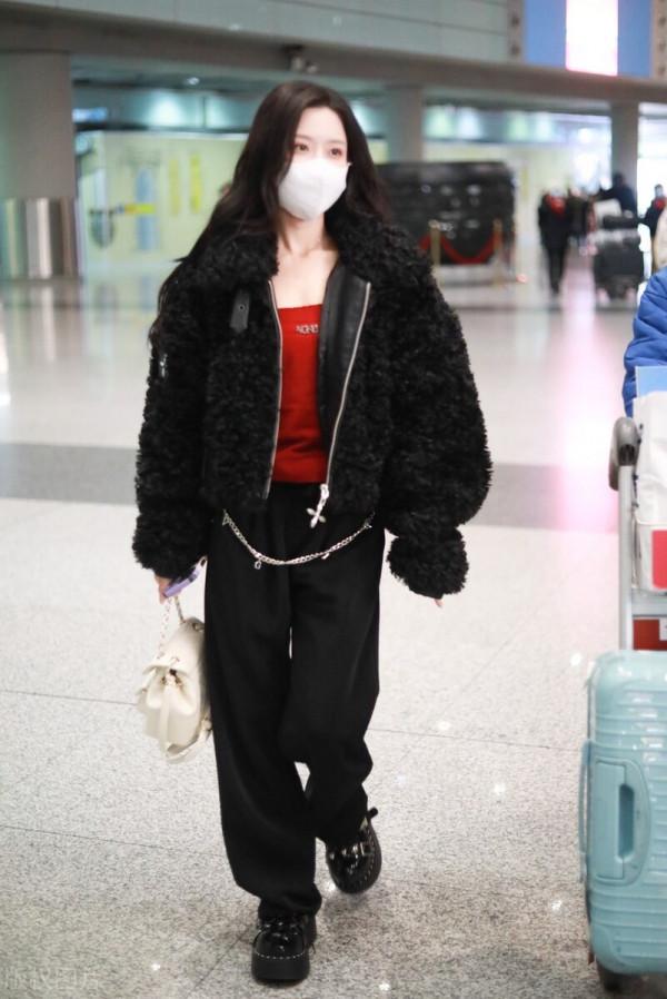 街拍：陳意涵黑色毛絨外套+紅色內搭+闊腿褲+腰鏈潮範十足