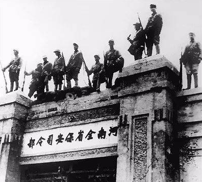 豫東戰役我軍身陷重圍，粟裕大將兩變戰術殲敵9萬，活捉區壽年