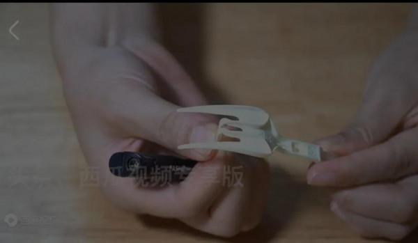 泡麵裡的小叉子不要扔！用火烤一烤放衛生間，全家搶著用，太棒了