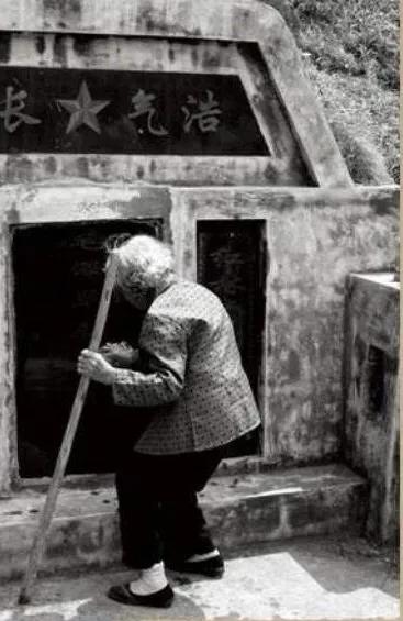 項英保姆，給偉人弟弟守墓75年，去世前囑咐後人：把墓守下去