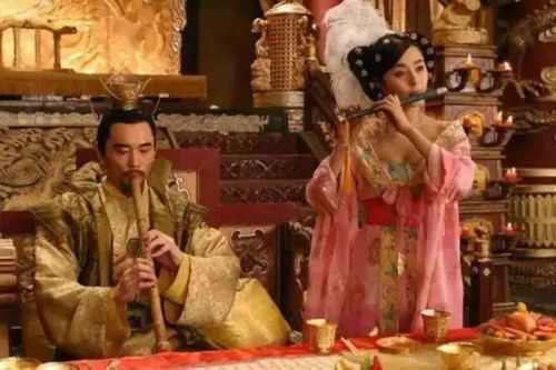 親，那些扛著炸藥包的共產黨員，用生命和鮮血守護的才叫民主