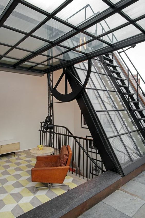 自建房樓頂是露臺,在樓梯口圍一圈玻璃房,常年開著像個小天井 自建房樓頂是露臺,在樓梯口圍一圈玻璃房,常年開著像個小天井