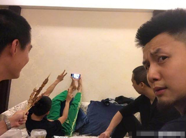 明星為拍美照太拼了,高圓圓跪地上,楊冪用吹風機,我只服張一山 明星為拍美照太拼了,高圓圓跪地上,楊冪用吹風機,我只服張一山