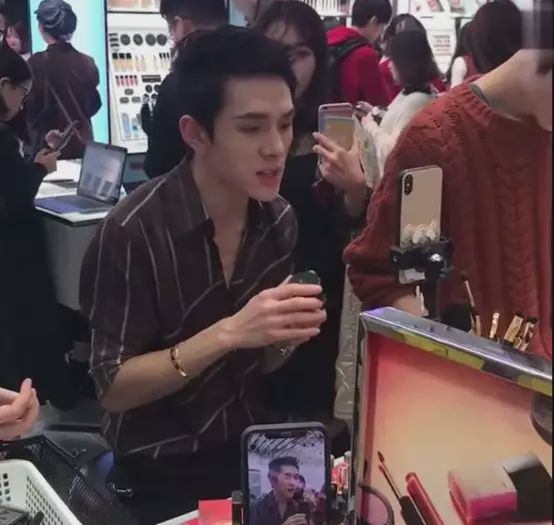 “過氣網紅”馮提莫3年能撈金25億？財富中文網闢謠：假的