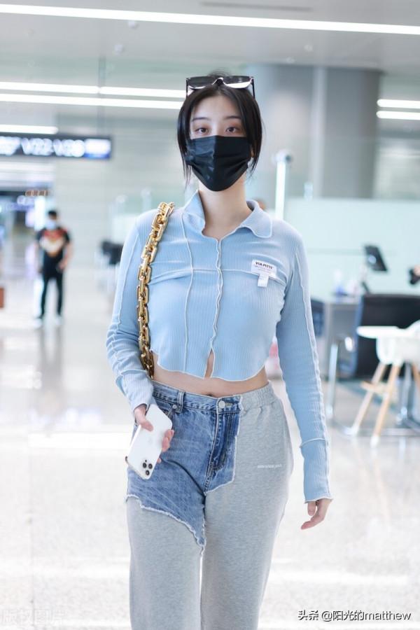 趙小棠街拍:口罩遮面低調出行,穿長袖露臍裝休閒時尚 趙小棠街拍:口罩遮面低調出行,穿長袖露臍裝休閒時尚