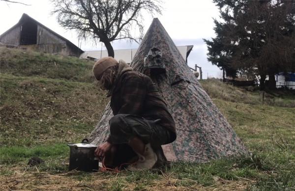 他住在2㎡破舊三輪車中，養4只羊為伴，邊牧羊邊流浪轉眼已過12年