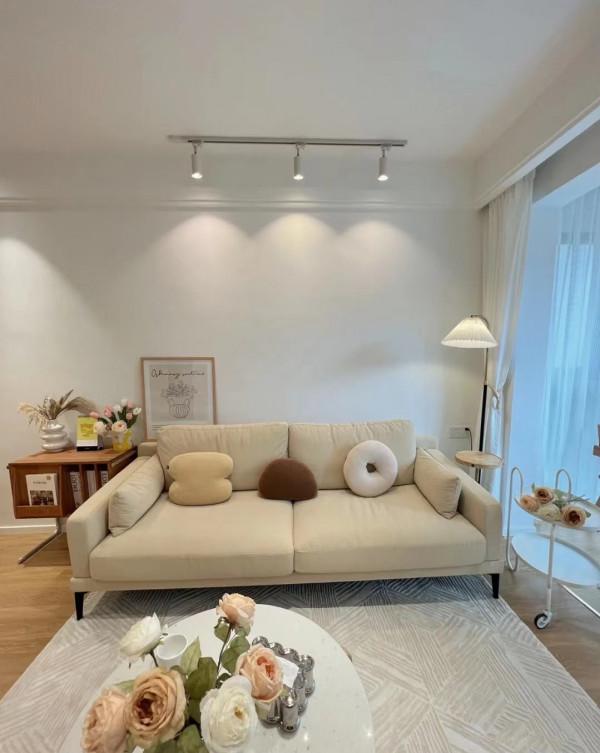 她家72平米，全屋不弔頂，不做背景牆，簡約耐看又顯大，人見人誇