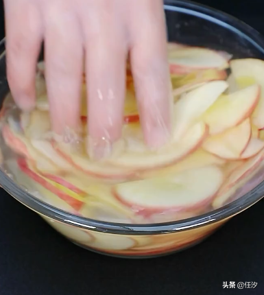 空氣炸鍋烤蘋果片的做法，效果嘎嘣脆，孩子大人都可以吃