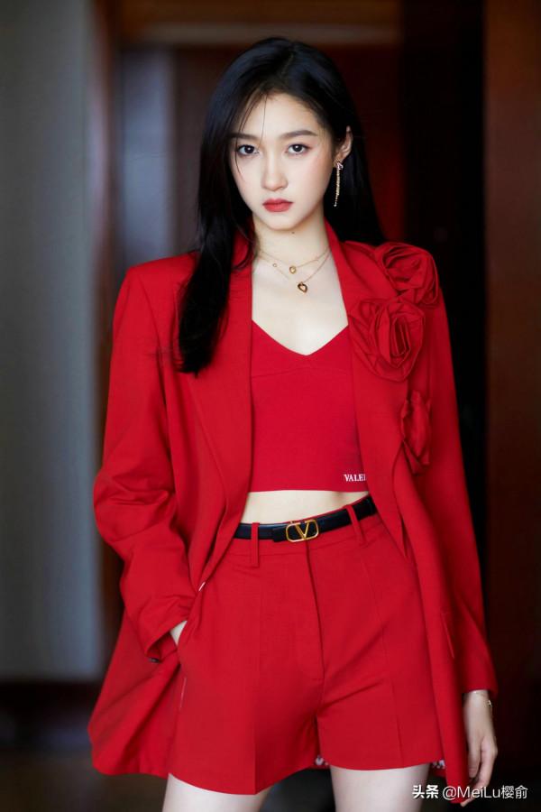 關曉彤越來越有氣質，時尚大氣又好看，大長腿實力搶鏡