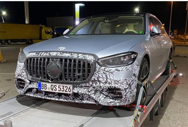 全新賓士AMG S63e實車諜照曝光，採用碩大的進氣格柵，採用大標
