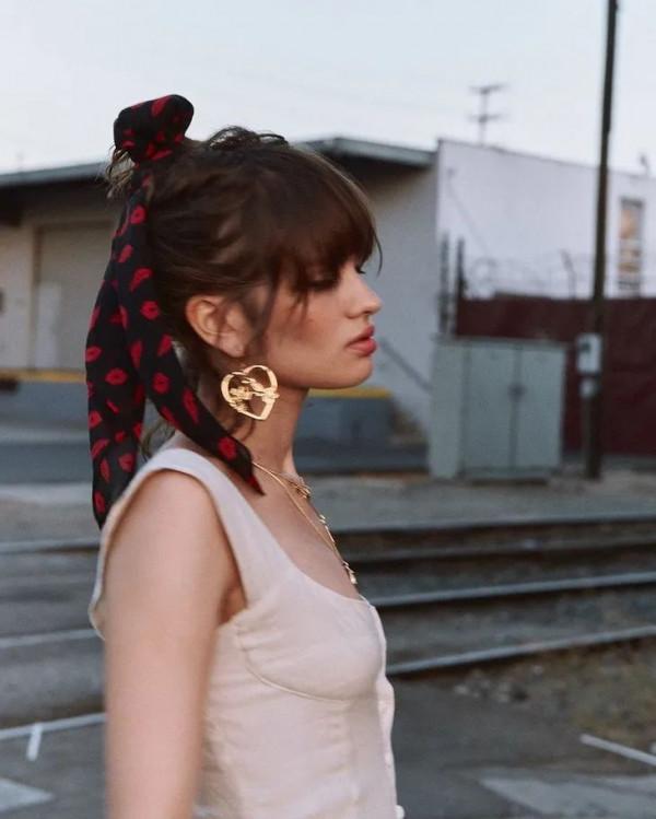 朱珠曬全家福,她的金耳環好搶鏡 朱珠曬全家福,她的金耳環好搶鏡