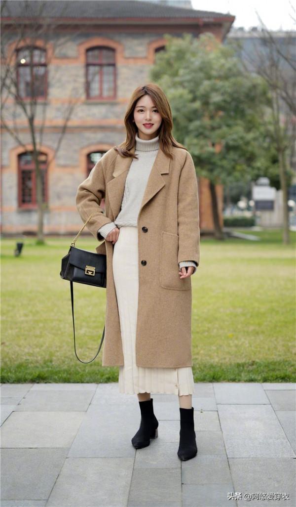 2021秋冬又火了一條裙子叫“針織裙”，洋氣顯瘦，配大衣穿就很美