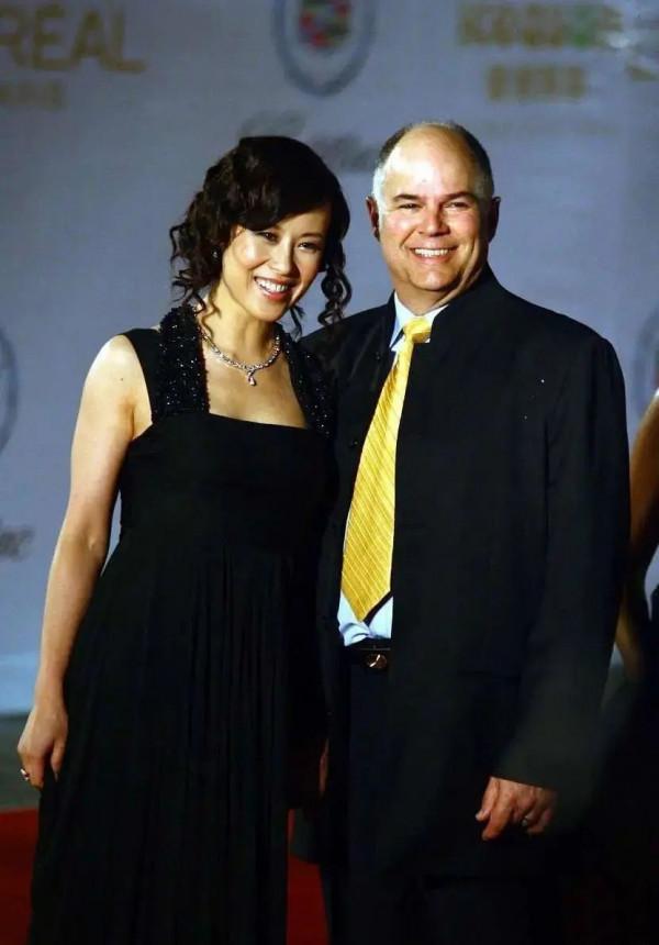 孫儷的時尚越來越難懂，穿經典小黑裙還不夠，又搭上了羽毛針織衫