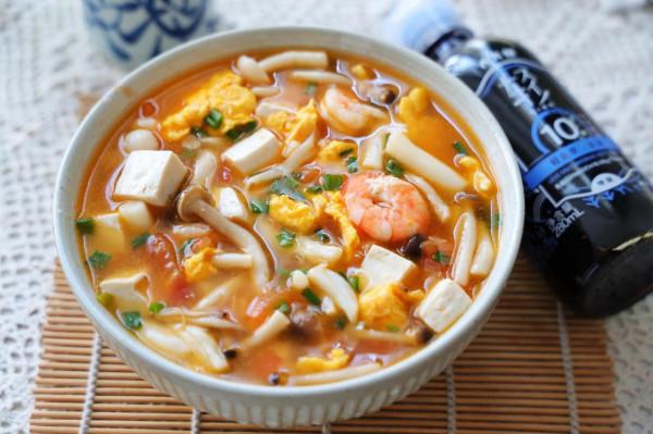 天氣涼了，來一碗超鮮美的菌菇湯，全身暖呼呼不怕冷，做法超簡單