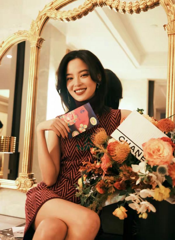 劉詩詩美成香奈兒小公主!穿露肩裝秀天鵝頸,王一博穿女款不娘氣 劉詩詩美成香奈兒小公主!穿露肩裝秀天鵝頸,王一博穿女款不娘氣