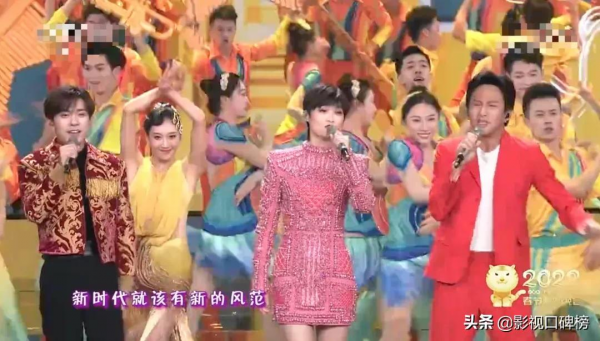 虎年春晚亮點瞬間：撒貝南暗戳戳秀恩愛，陳寶國隔著口罩摳鼻子