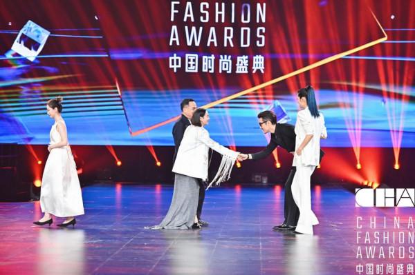 胡兵榮獲2021時尚傑出成就獎,主持人尼格買提:你怎麼不會老 胡兵榮獲2021時尚傑出成就獎,主持人尼格買提:你怎麼不會老