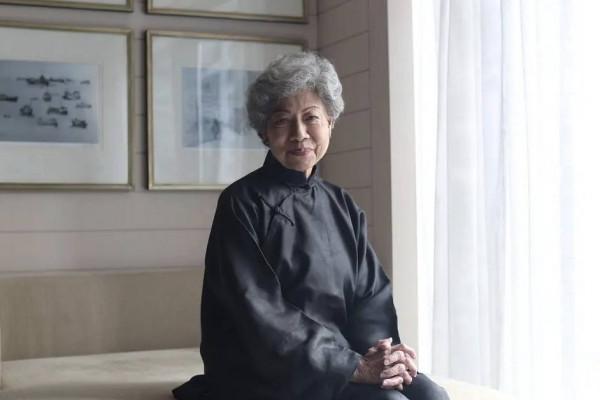 87歲TVB著名老戲骨獨自坐地鐵，獲乘客讓座，至今未婚仍孤身一人