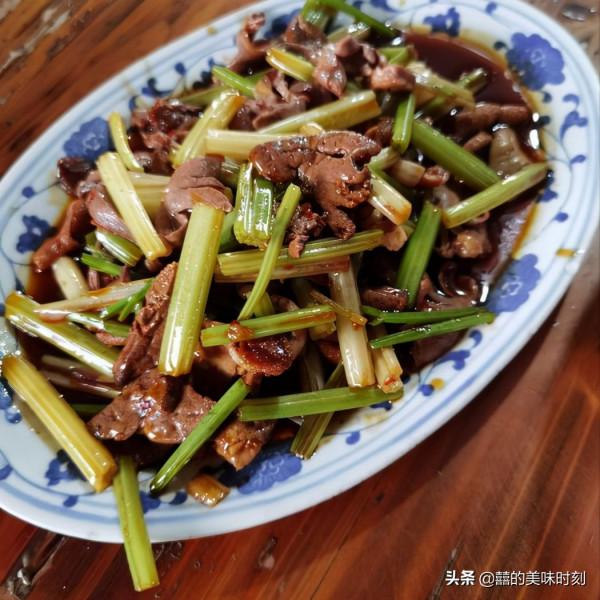 四川比蒼蠅館子還蒼蠅的店，靠一道菜屹立不倒，坐在路邊也吃得歡