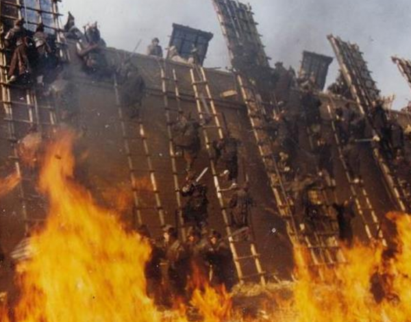 為何古代守城士兵寧願用石頭砸，也不推倒梯子？別再被電視劇騙了