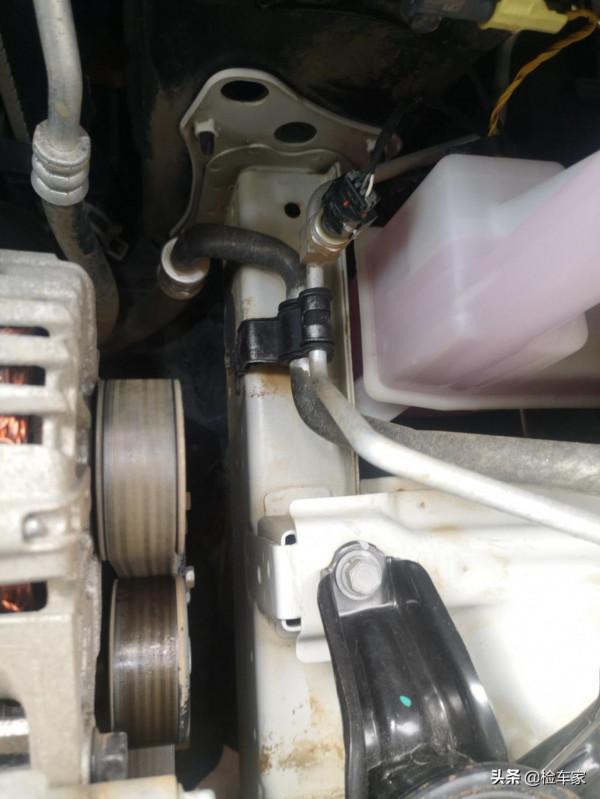 兩年的現代ix35開價9萬,扒開膠條全是泥沙,買主:鄭州拉來的吧 兩年的現代ix35開價9萬,扒開膠條全是泥沙,買主:鄭州拉來的吧