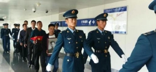 1965年,飛行員李顯斌挾持隊友叛逃,26年後回家探親,下場如何? 1965年,飛行員李顯斌挾持隊友叛逃,26年後回家探親,下場如何?