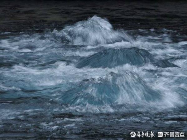 趵突泉繼續漲,噴口美如泉水墨玉,遊客紛至沓來 趵突泉繼續漲,噴口美如泉水墨玉,遊客紛至沓來