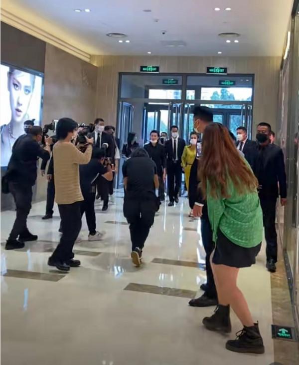 李冰冰參加活動由多個安保“護駕”,被贊臉小眼睛大完美得像雕塑 李冰冰參加活動由多個安保“護駕”,被贊臉小眼睛大完美得像雕塑