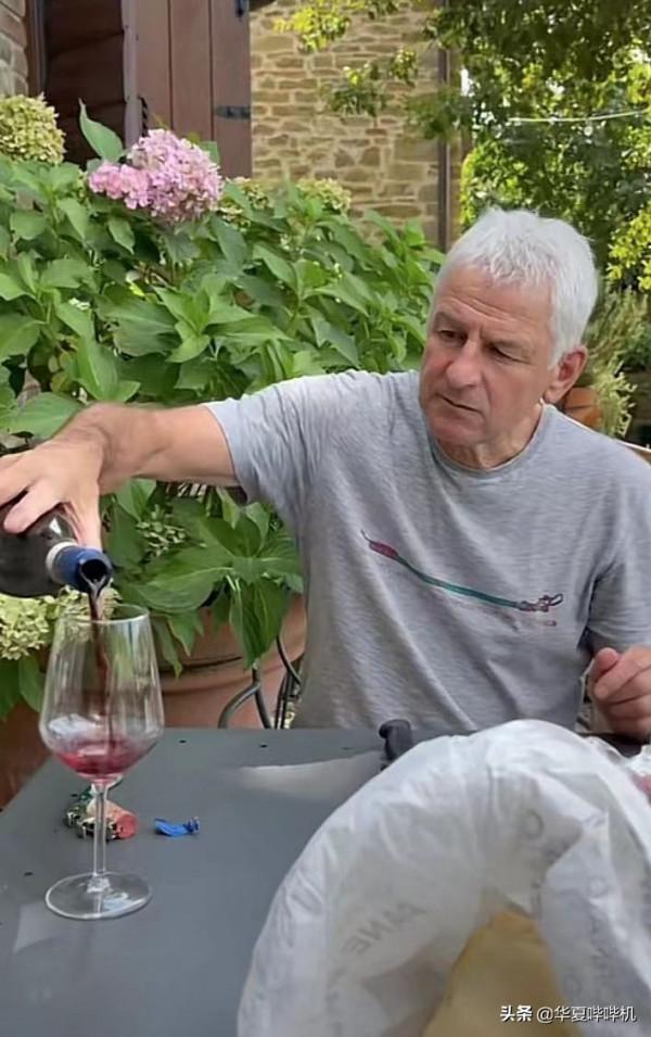 為了博眼球，有人賣慘有人吃板磚，有人卻吃出了儀式感