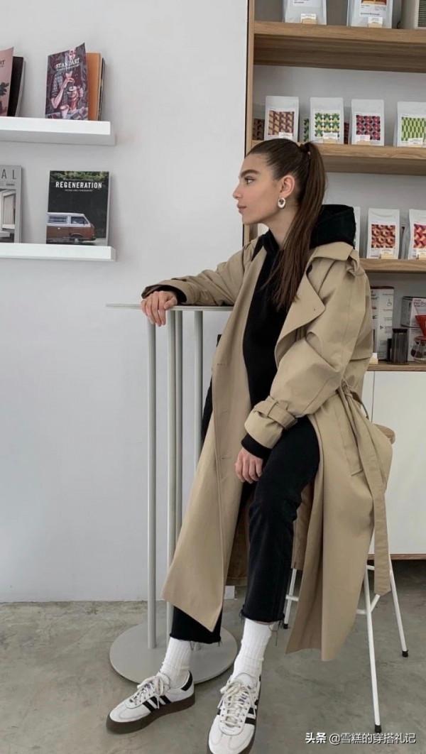 今秋火了一種穿搭，叫“風衣+煙管褲”，時髦顯瘦，誰穿誰美