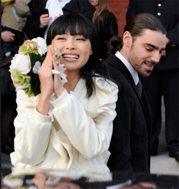 歐洲首位中國王妃，相貌平平迷倒王子，如今一家在中國定居