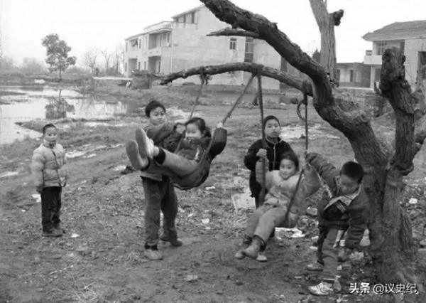 他是軍隊的建立人之一，卻無任何軍銜，林彪稱他有資格被授予元帥