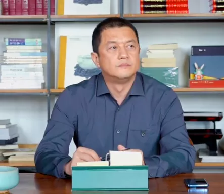 發腮禿頭、酒糟鼻、大肚腩，還有塑膠僵臉，中年男星的辣眼震撼