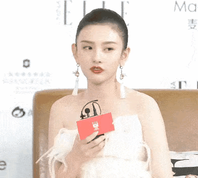 ELLE紅毯:熱巴唐嫣翻車、關曉彤照騙,劉詩詩娜扎變花仙子太驚豔 ELLE紅毯:熱巴唐嫣翻車、關曉彤照騙,劉詩詩娜扎變花仙子太驚豔