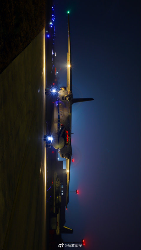 向戰而飛！戰鷹夜訓酷圖上新