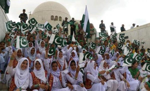 到巴基斯坦旅遊時,在街上手可不能亂伸,不然可能就要添個老婆了 到巴基斯坦旅遊時,在街上手可不能亂伸,不然可能就要添個老婆了