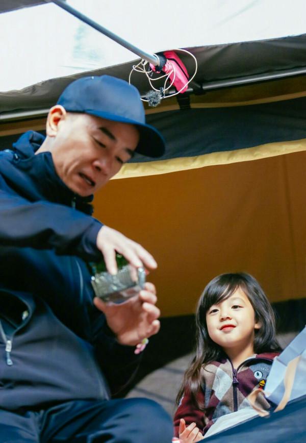 劉畊宏曬爸爸5聚會照,春哥一手抱Jasper一手抱小泡芙,笑容滿足 劉畊宏曬爸爸5聚會照,春哥一手抱Jasper一手抱小泡芙,笑容滿足