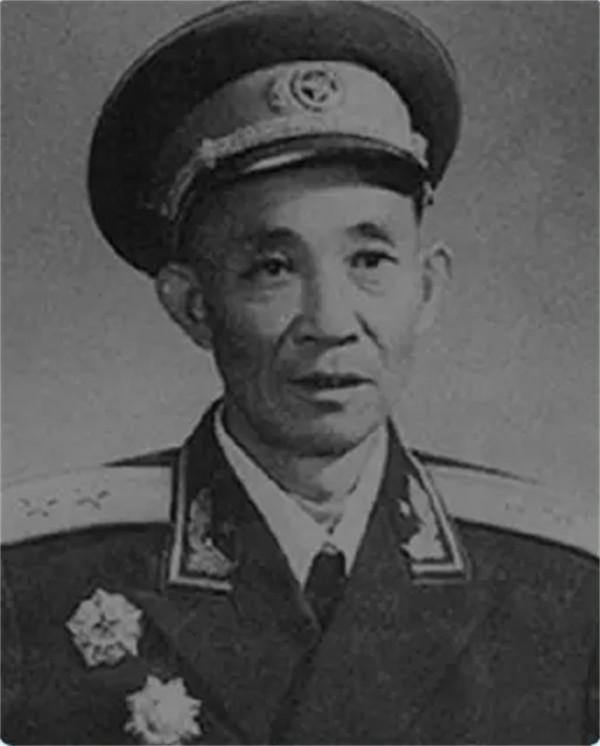 一拾糞老漢被寫表彰信，不料領導得知後大驚失色：他是開國中將