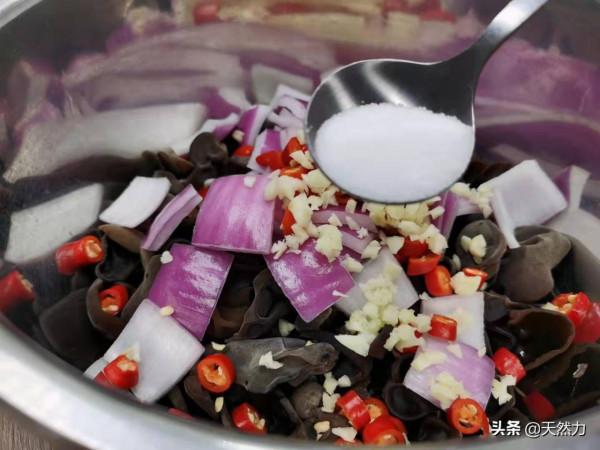 飯店的洋蔥拌木耳是怎麼做出來的，告訴你步驟和技巧，收藏好哦