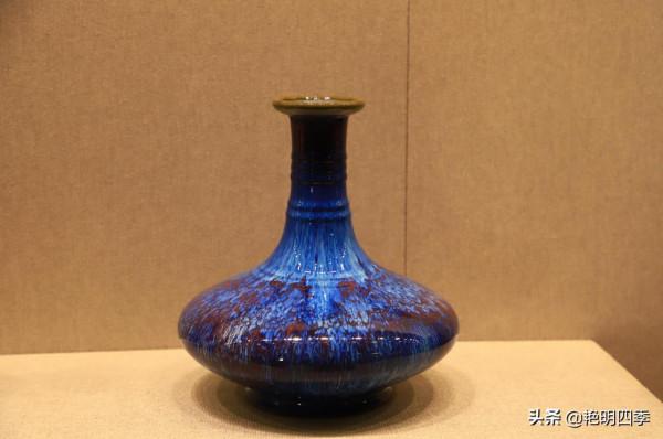 走故宮西路，先看那燦若星河的各代瓷器，彷彿踏入流淌的歷史長河