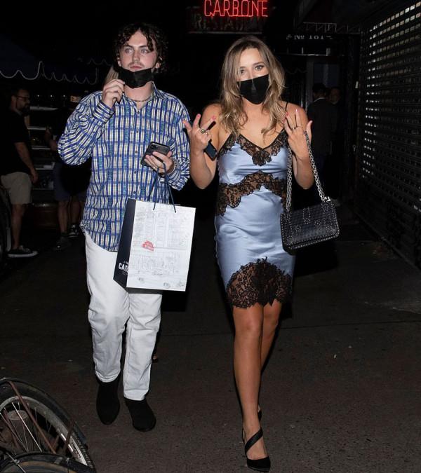 拜登21歲孫女夜行,只穿了條吊帶睡裙,駝背無氣質像剛訂婚的姐姐 拜登21歲孫女夜行,只穿了條吊帶睡裙,駝背無氣質像剛訂婚的姐姐