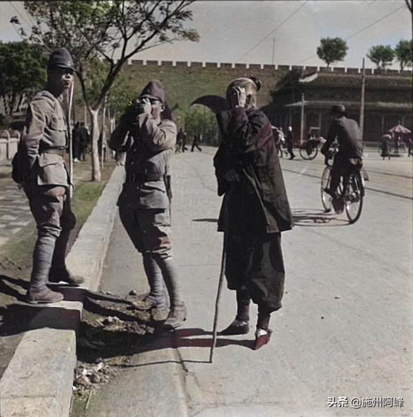 正陽樓下的老奶奶：生活在日本人佔領下的老奶奶，眼中滿是滄桑