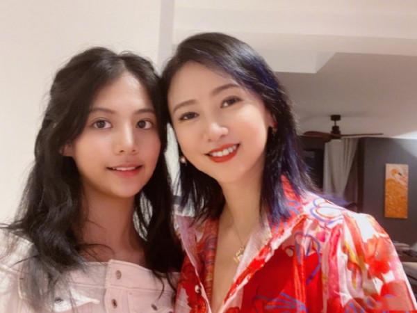 53歲翁虹曬全家福慶生自詡只有35，13歲女兒親自為媽媽做大餐