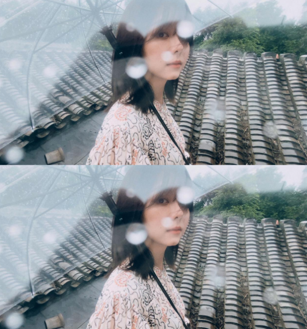 譚松韻“肉肉臉”甜到犯規,穿碎花裙撐傘漫步太有魅力,氣質絕了 譚松韻“肉肉臉”甜到犯規,穿碎花裙撐傘漫步太有魅力,氣質絕了