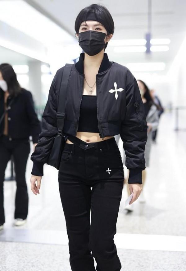 華為二公主不走甜美路線改走帥氣風，感覺挺適合的，戴髮帶好帥氣