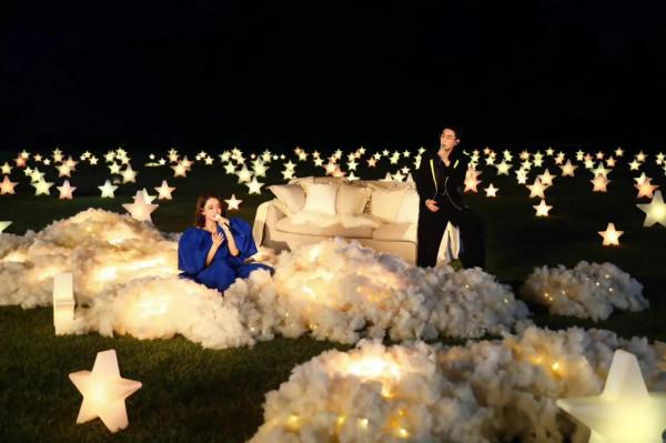 戚薇李承鉉中秋之夜獻唱《我要你》溢位螢幕的幸福 戚薇李承鉉中秋之夜獻唱《我要你》溢位螢幕的幸福